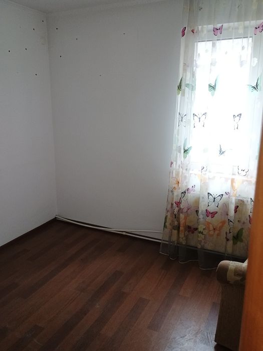 Apartament spre vânzare cu 4 camere cu bucătărie mare situat la parter