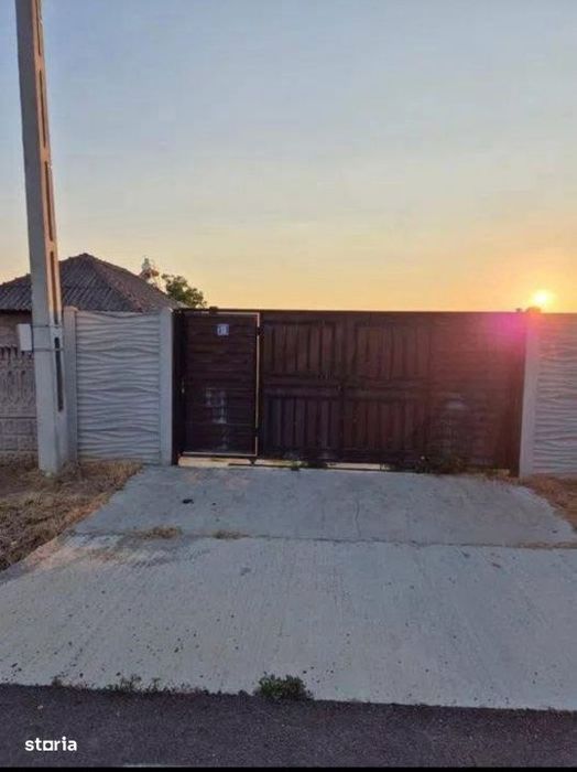 Teren intravilan imprejmuit 1000 mp, total 2550 mp, zona Arginesti