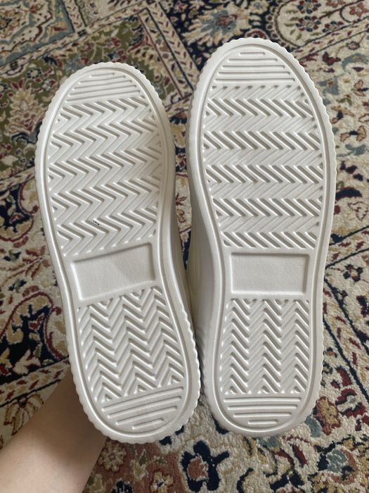Новые белые кроссовки