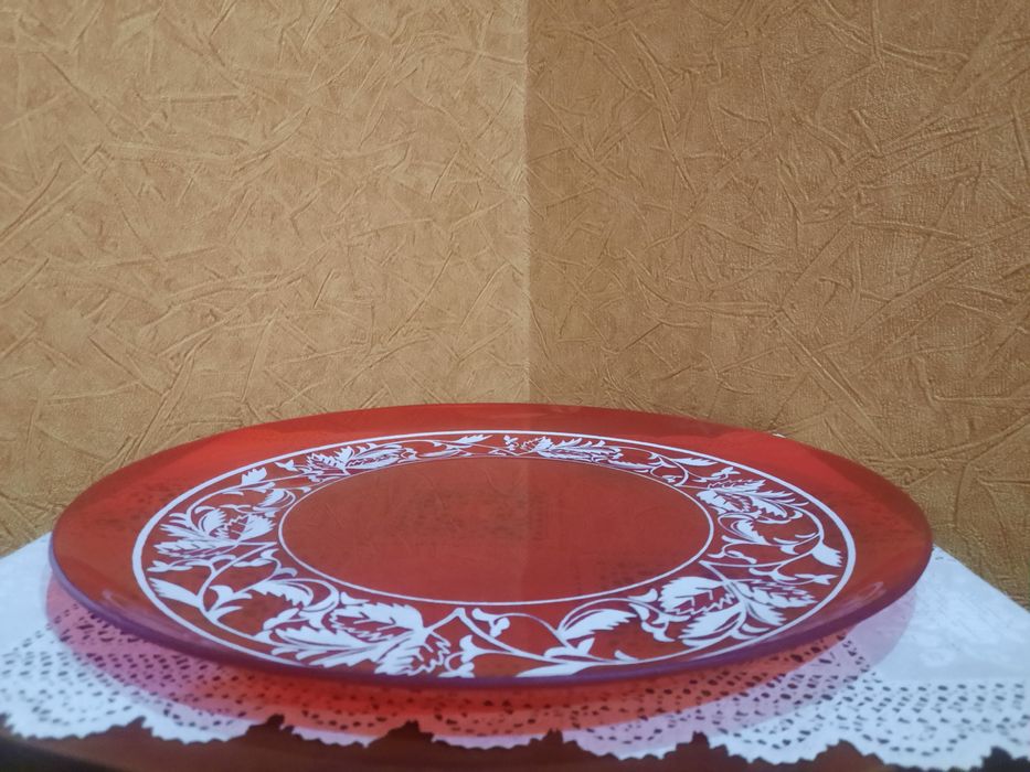 Большое ярко-рубиновое блюдо,  с узором в стиле Альпона, стекло с белы