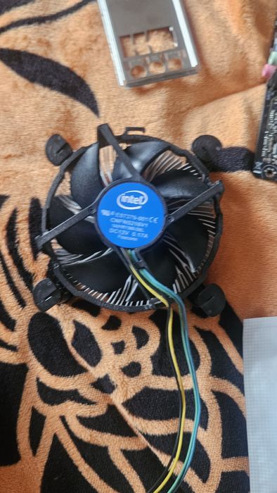 Vand placa de baza asus prime h310m  cu i3 8100 si nividia quadro 2200