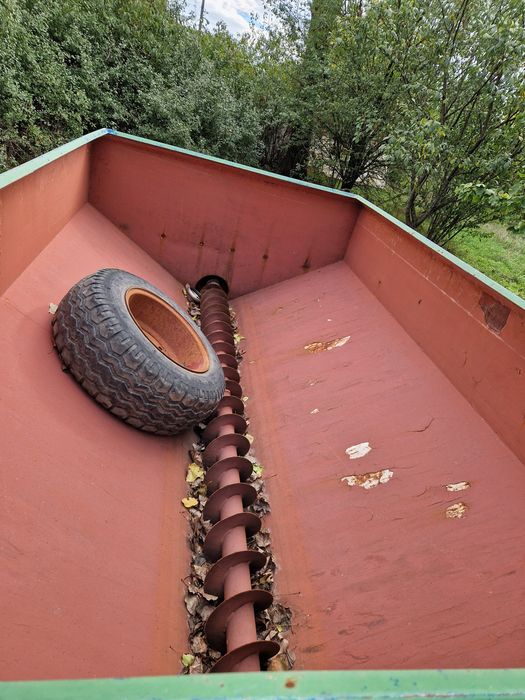 Remorcă recoltare struguri cu șnec pompă 4.000 kg