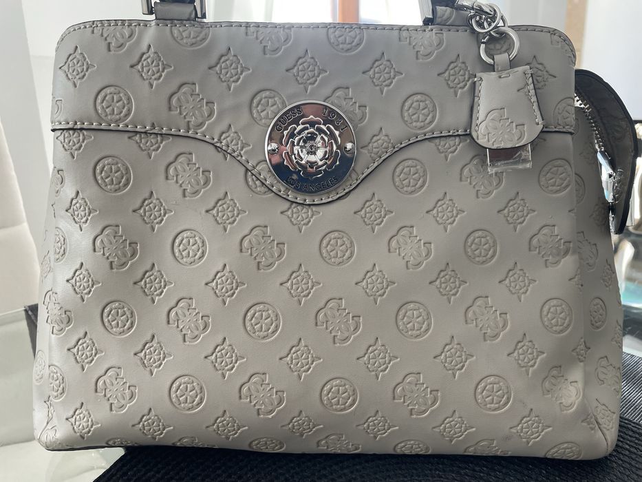 Дамска чанта Guess