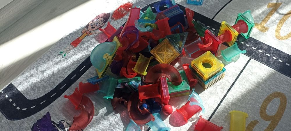 Lot magna tiles si traseu cu bile
