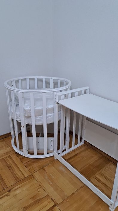 кухонный гарнитур ,комод, детская кровать