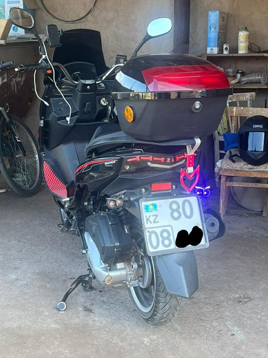 Мопед Макси скутер