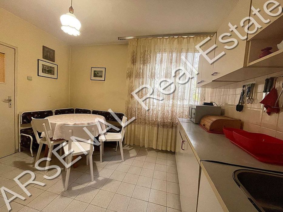 Тристаен апартамент под наем, Младост 4