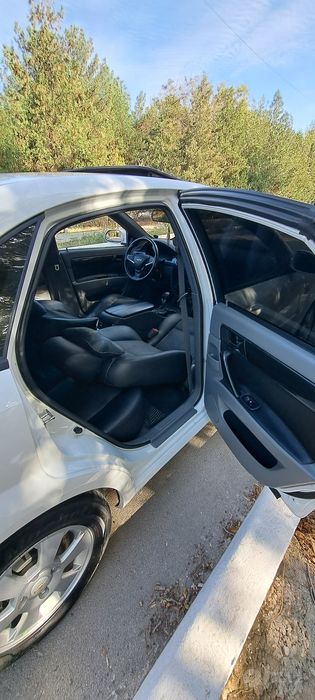 Lasetti 1.8 sotiladi.