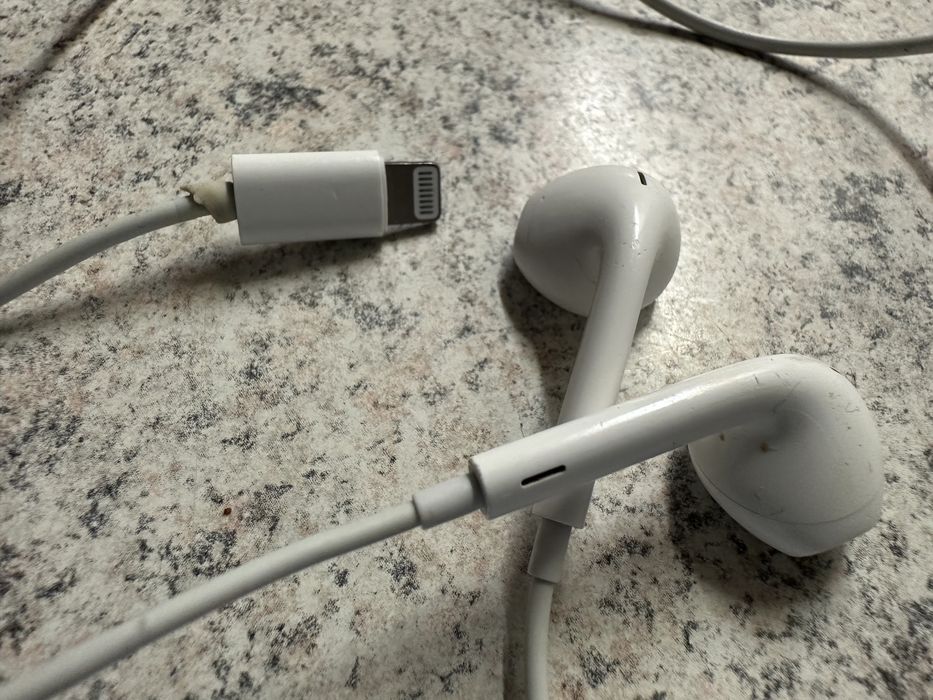 Apple слушалки тапи с Lightning конектор