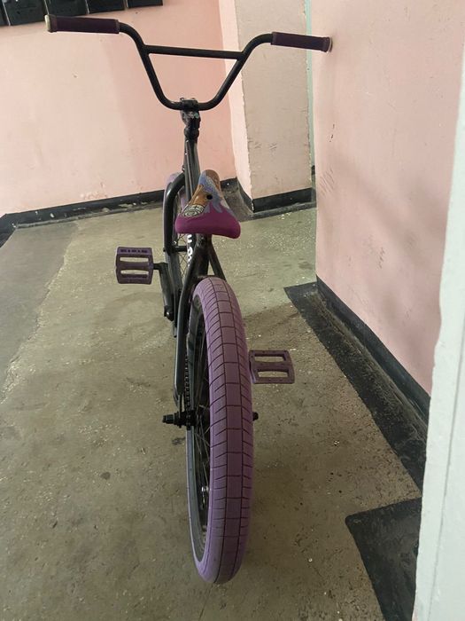 Vând BMX într-o stare foarte buna nu are fisuri la cadru sau defecte