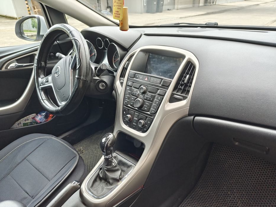 Продавам OPEL Astra спортс таурер