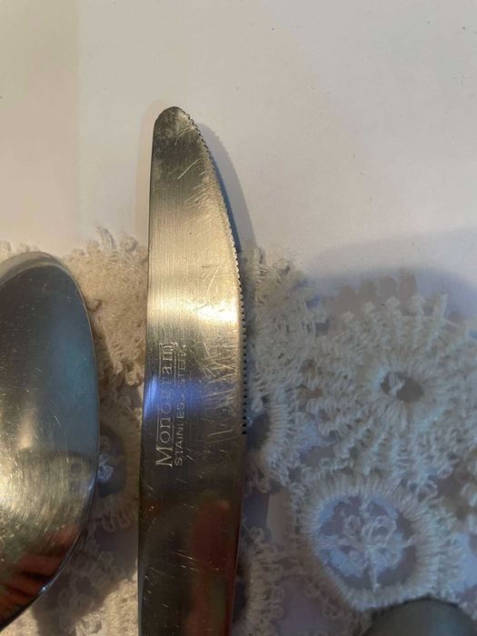 Красиви прибори MONOGRAM от Англия с рози и керамични дръжки