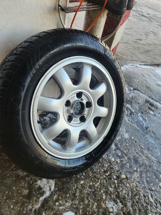 Продавам комплект от 5 алуминиеви джанти и зимни гуми  15 цола от ауди