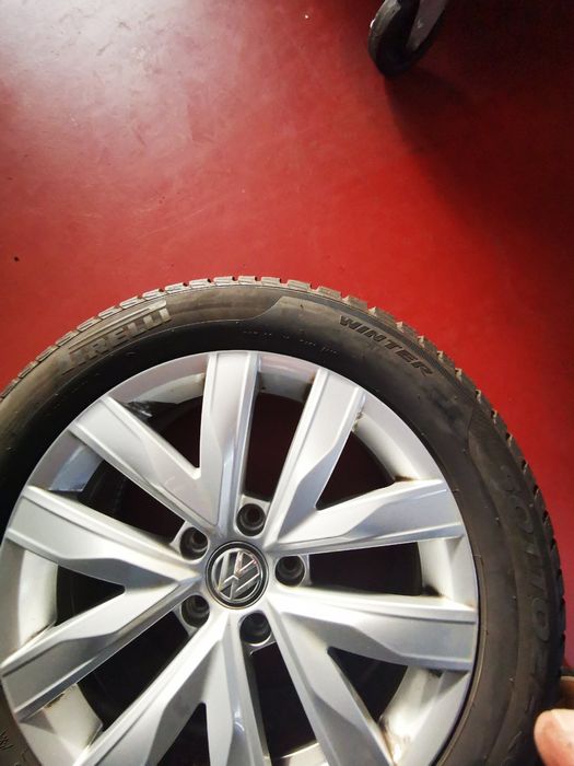 4 бр. оригинални джанти VW и зимни гуми Пирели/Pirelli 215/55 R17