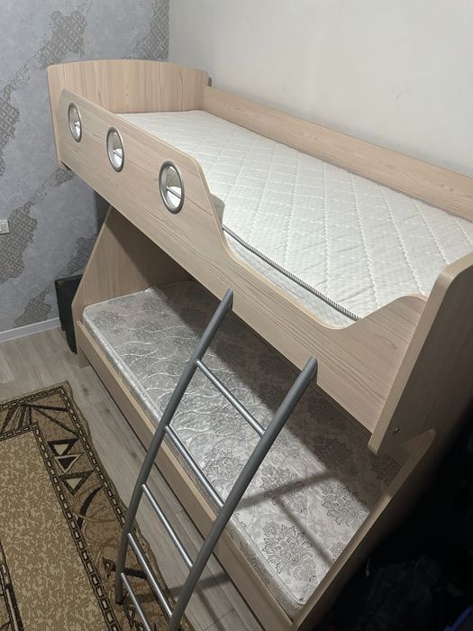 Кровать двухьярусная