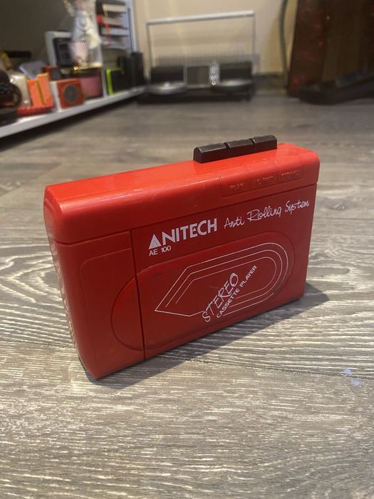 Walkman Vintage Anitech AE 100 – Roșu – Perfect Funcțional