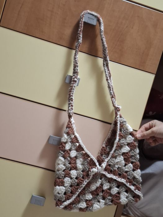 Ръчно направена вълнена чанта.