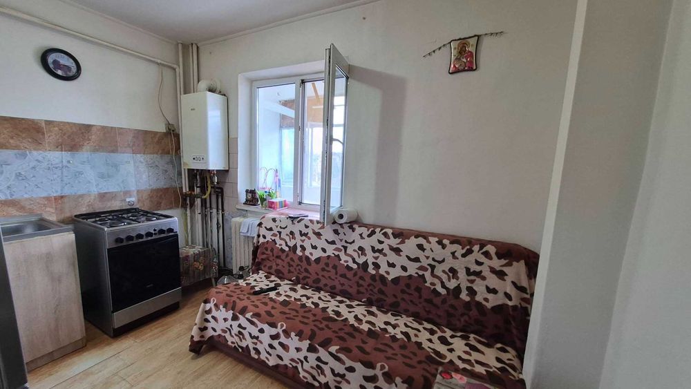 Garsoniera cf 1 in Onesti    langa piateta,   etaj 2.   0757.678.898