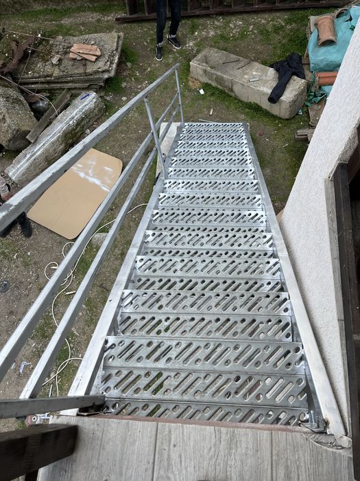 Scări metalice zincate