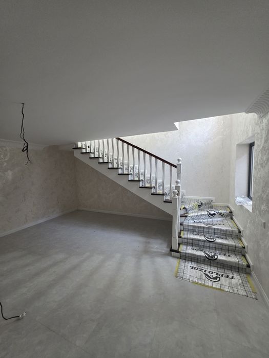 Uy sotiladi ipodrom tarafda