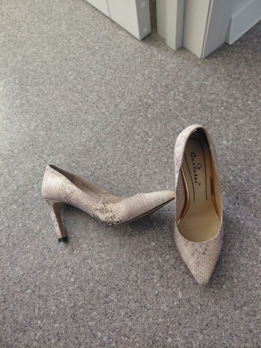 Продам женские туфли