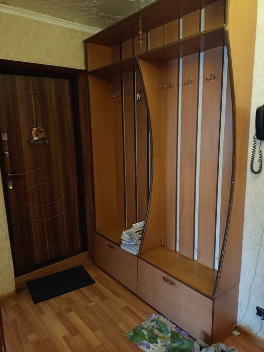 Прихожая в коридор.Деревянная