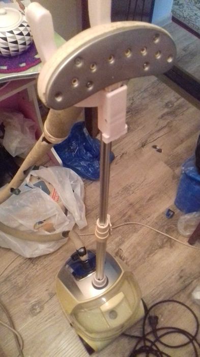 Паровая машина утюг для выглаживания разнообразных видов одежды.