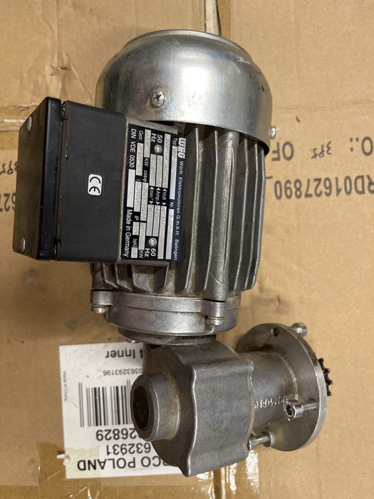 Motor electric cu refuctor de 0,09 kw