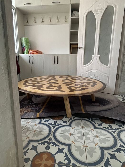 Дөңгелек үстел сатылады срочно!