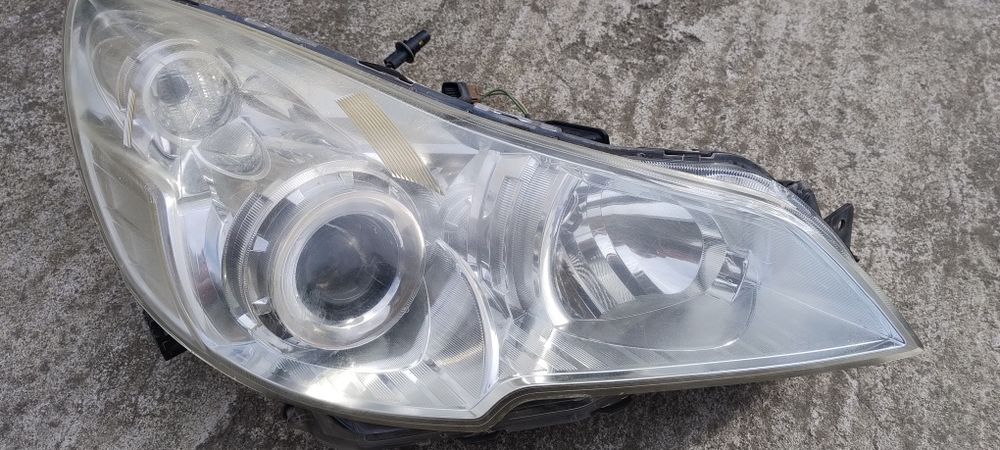 Far dreapta xenon Subaru Legacy 2010