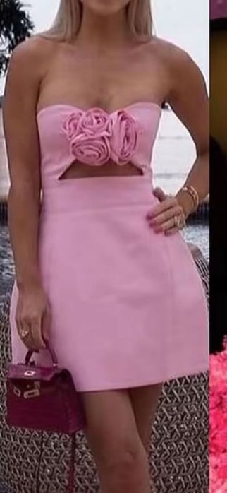 Къса розова рокля