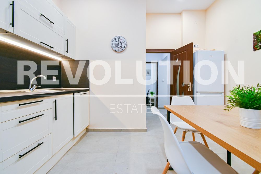 Дава се под наем Тристаен апартамент в София, Център - 110 кв.м за 1246.44 € - Снимка #3