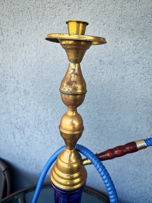 Narghilea albastra cu un furtun