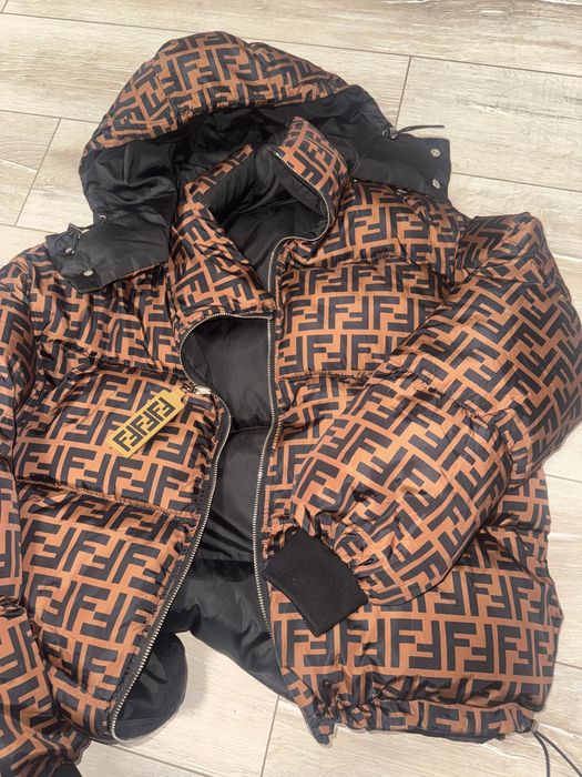 Яке Fendi ,М/L-размер ,чисто ново  двулицево