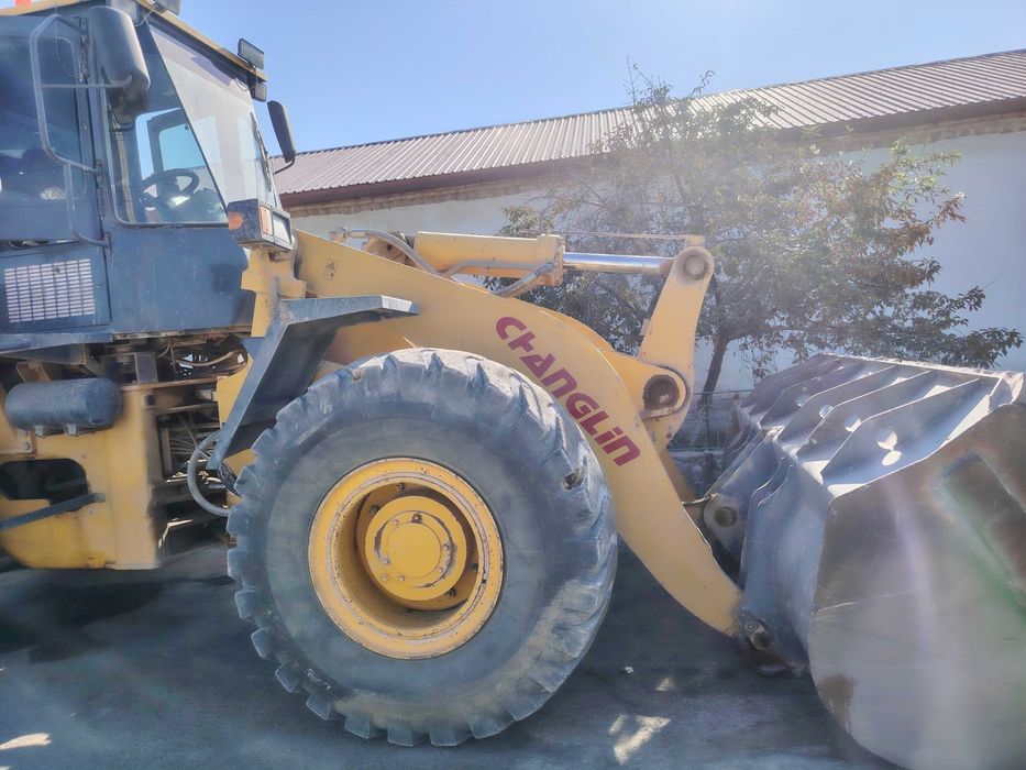 Погрузчик 3 куб сотиладиган бор 2та