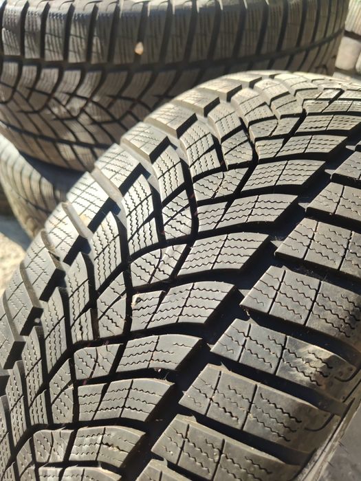 4 бр зимни 245/45/18 Goodyear Дот 22г