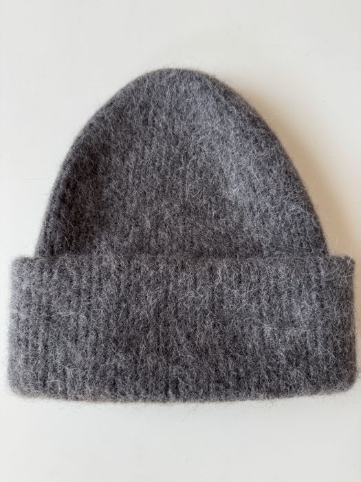 Зимна топла шапка Arket