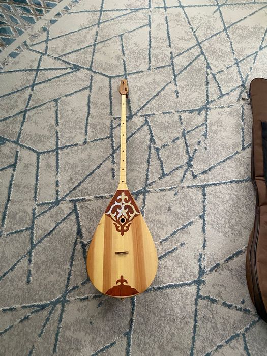 Домбыра с чехлом в отличном состоянии