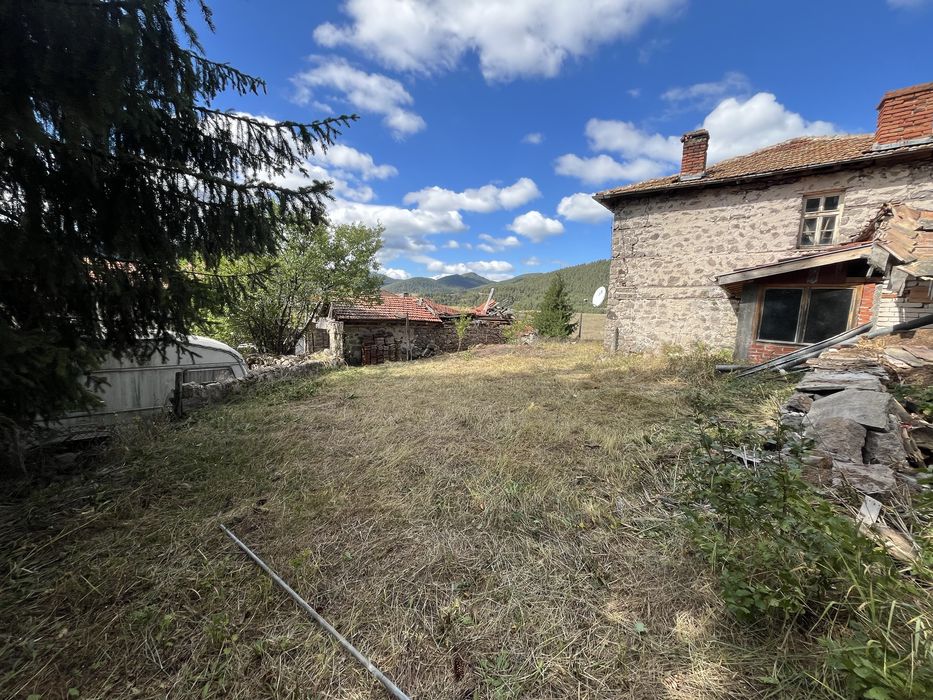 Къща в с. Равногор 200м2