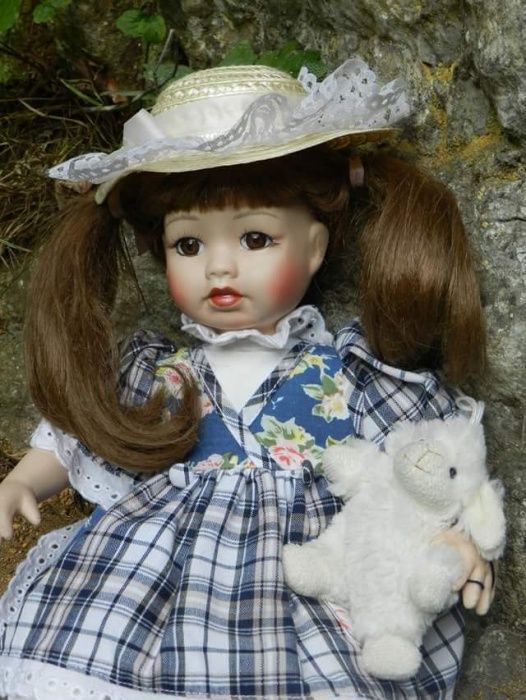 Pret redus, papusica din portelan fin ,grasuna si haioasa.