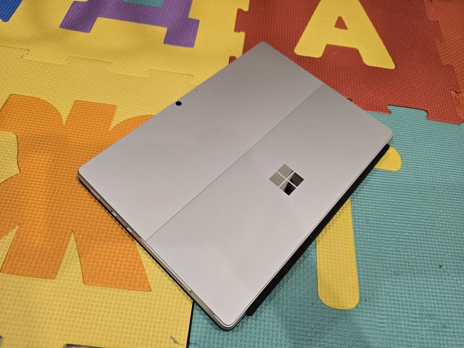 Microsoft Surface Pro 8 / i7-11th/ 16GB Ram / 256 SSD