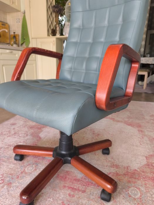 Продам кресло руководителя