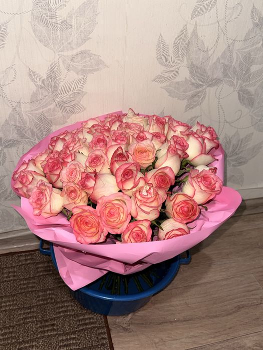 Розы 55 штук бело-розового цвета