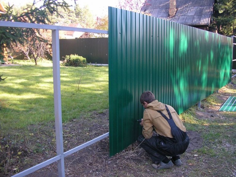 Установка заборов из профлиста