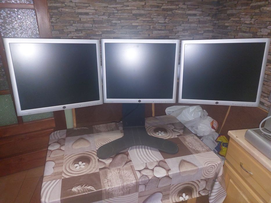 Sistem de 3 monitoare cu suport