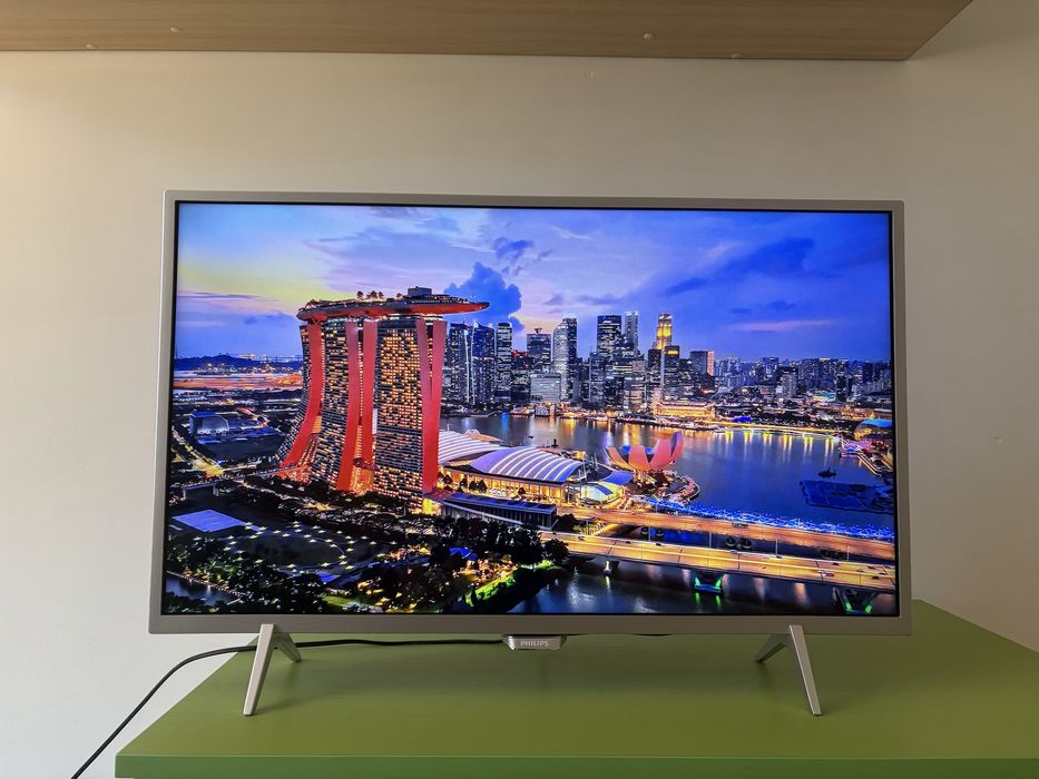 Philips 32PFS6402 32” Full HD Smart TV с Ambilight