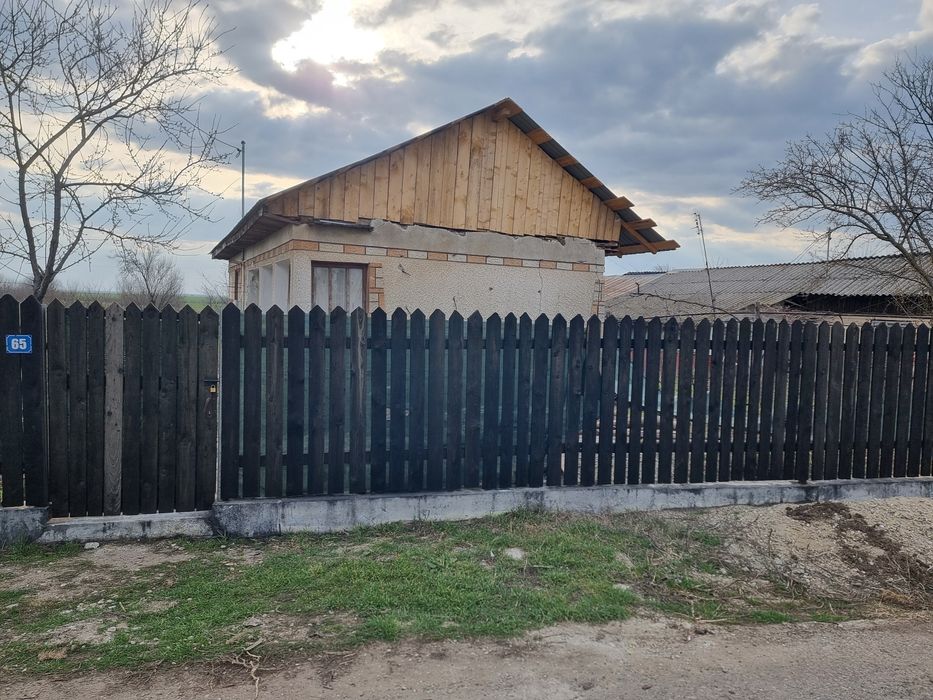 Vând Casa comuna Salciile