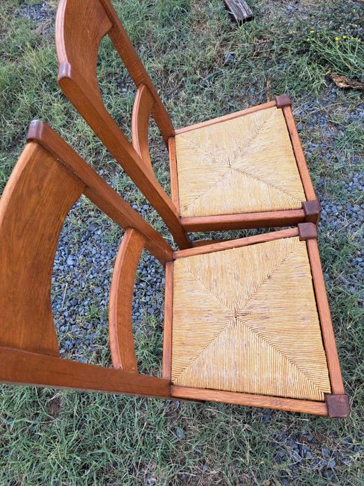 Дървени столове с ратанови седалки