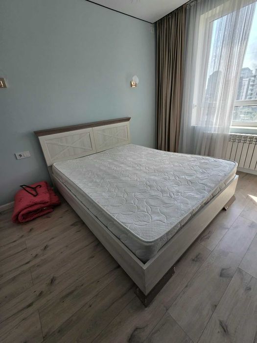 Двуспальная кровать
