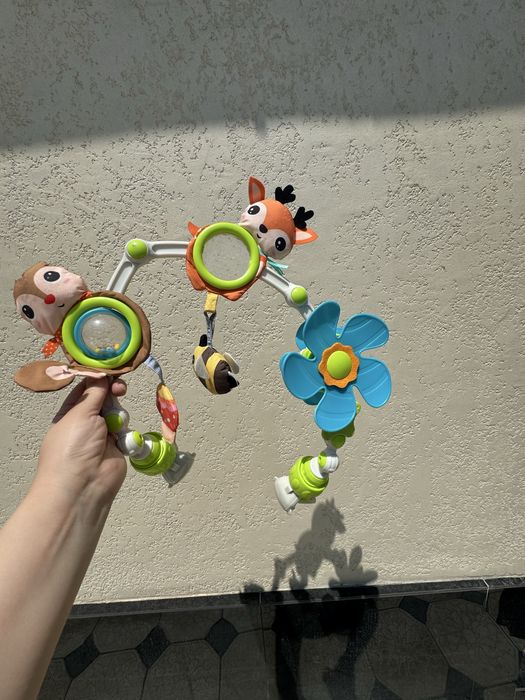Яркая игровая дуга для коляски, кроватки, стульчика